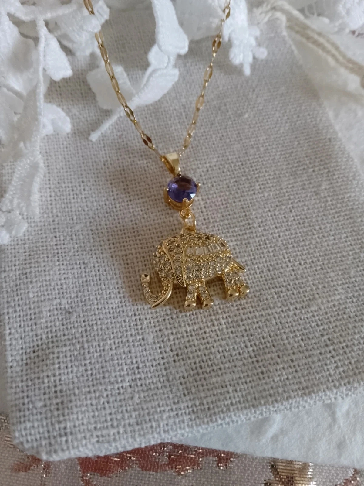 Collier éléphant doré avec eleircons blancs